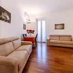 Saint Peter House Station Apartment